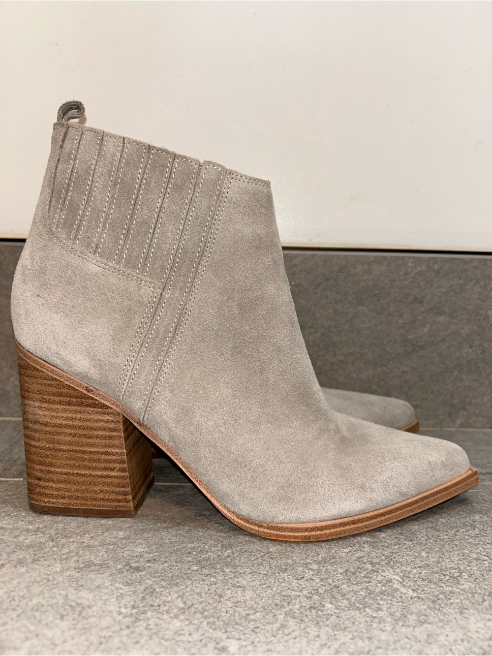 Marc Fisher light gray suede Orlanda bootie with pointed toes size 10
